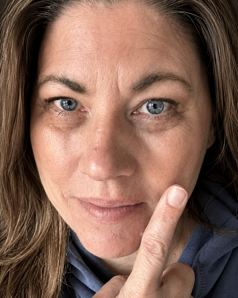 Selfie einer Frau, die auf ihr Unterlid zeigt